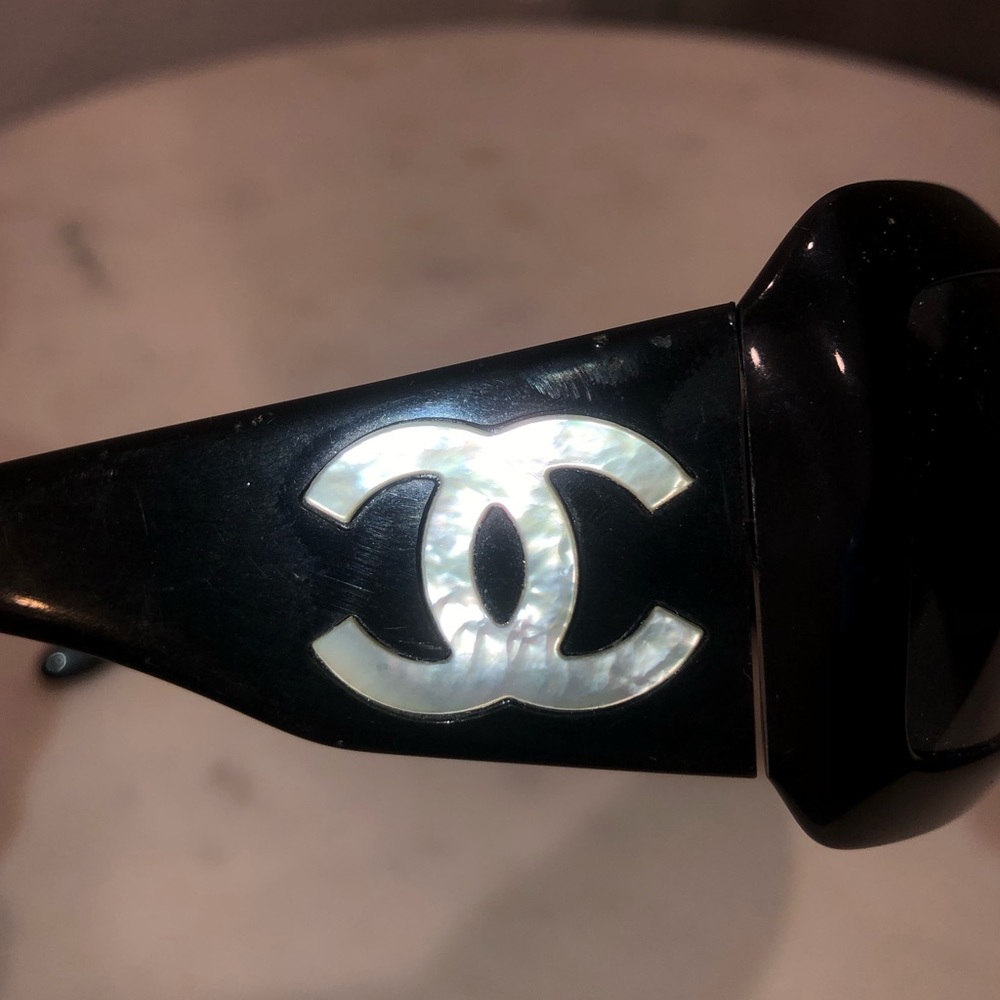 CHANEL black mother of pearl CC sunglasses 5076